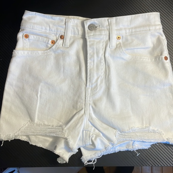 Women’s Levi White Short Shorts - Picture 2 of 4